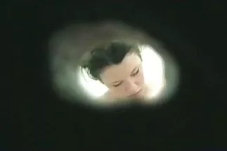 Fiatal szőrös nunik orosz lány ad szopást, és élvezi a hüvelyi.