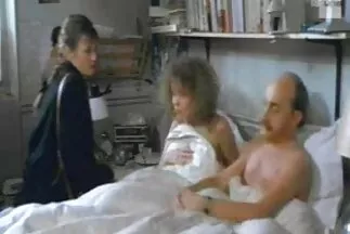 Fiatal orosz pár a hálószobában, szexet amatőr gruppen szex forgat videokamerán.