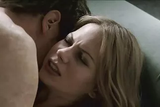 A srác házi sex videok szexel egy kicsi, törékeny barátnőjével.