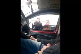 A srác nem idegenkedik attól, hogy házi pornót amatörszexvideo forgasson anális szexről orgazmussal videokamerával.