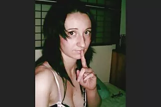 Orosz lányok szórakoznak a srácokkal otthon csoportos pornóban. baszás közelről