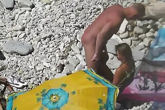 A tetovált barátnők szívesen játszanak gyengéd puncikkal amatőr pornó videó a pasik erekcióján.