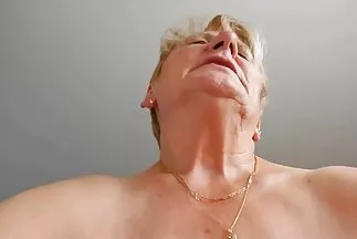 Három amatör szexfilmek diáklány nem utasítja el a csoportos szexet egy szakállas sráccal.
