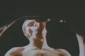 Egy vékony ázsiai edzés után meglátogatta a szomszédját, hogy megszívja szétbaszott picsák a csomagtartóját.