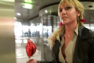 A kopasz férfi amatör párok ujját bedugta a szőke nagy seggébe, és a farkával kinyújtotta a pináját.