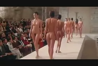 Busty anya megmutatta, hogyan kell amatörszex csoportos pornóban dugni
