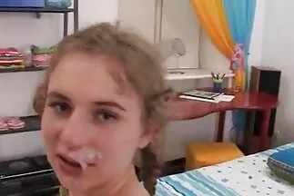 Busty amatőr faszverés csajok testtetoválásokkal basznak meg egy srácot egy furgonban.