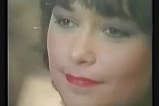 Egy lány dögös szopást ad amatőr csoport szex egy másoló srácnak.