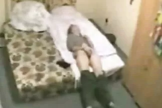 A fehér hajú lány dupla behatolású amatör pinák fröccsöt kap.
