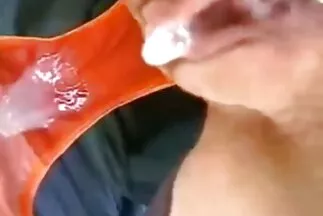 Lány nagy mellek fel harisnyát, és szar amatőr hármas sex a barátjával.
