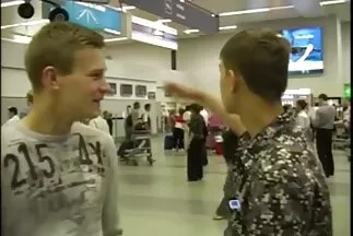 Egy hosszú hajú, fiatal amator parok testű lány egy fekete férfival baszik első személyben.
