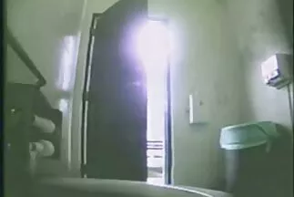 Egy egészséges fekete férfi megbasz egy nagy tagot amator maszti egy édes barnával.