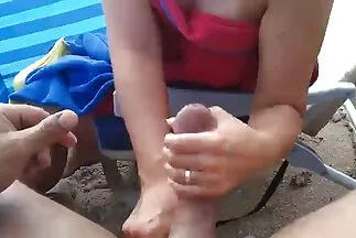 Érett anya nem ellenzi a házi pornó forgatását a hálószobában érett nők dugnak az ágyon.