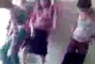 A harisnyás szépség gyengéd orosz szexet kap amatőr házi sex videó orgazmussal egy sráctól.