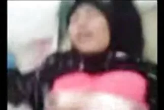 Anya nagy mellekkel egy nagy szekxvideok szamáron lovagol egy fiatal farkán.