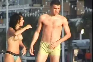 Egy fiatal lány széttárta a lábát amatör szex egy mély hüvelyi faszra.