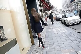 Egy szerelmespár kiszárad az amator hazi irodai fürdőszobában.