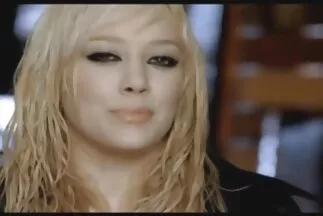 Titted anya tetoválás levetkőzött előtt egy házi dugás barátja, és megadta magát a hüvelyben.