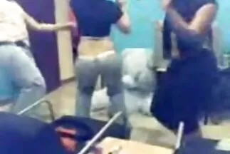 A tetovált magyarul beszélő sexfilmek szajha a harisnyában helyettesíti a lédús hasítékot a dupla behatolás érdekében.