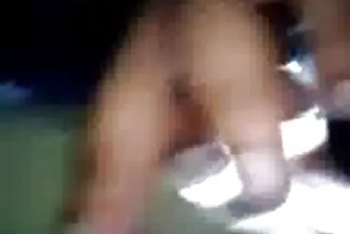 Vékony szőke házi készítésű cunilingust kapott egy tetovált fiútól, amatör pornofilmek és sapkával leült egy hosszú faszra HD.