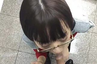 A kis mellű sovány hazi porno filmek szeret kutyuskodni a tükör előtt.