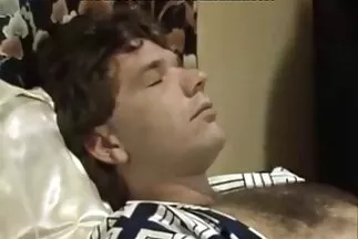 Barna csíkos harisnyában szivárog a forró kurva az amatőr párok szex asztalon.