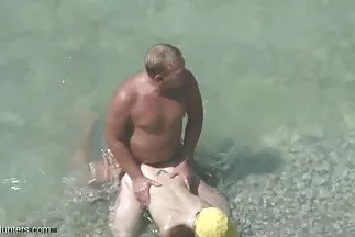 Barna tetoválásokkal próbálkozik a sportos otthoni szex video haver nagy kakasával.
