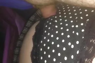 Egy magas amatőr xex srác keményen az asztalra üt egy férjes hölgyet.