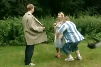 A dögös szépségek egy fekete férfi nagy farkát próbálják ki egy bandában. amatőrszexvideo