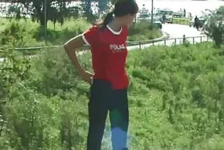 Egy lány nedves punci video harisnyában és nagy szamárral helyettesíti a lyukat az anális és az orgazmus számára.
