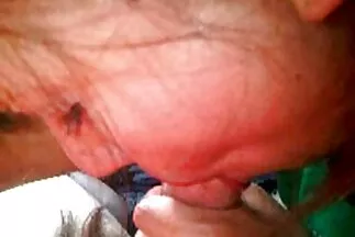 Egy leszbikus orvosi amatör anál találkozón sugárhajtású orgazmust tapasztalt, és elöntötte a szőkét.