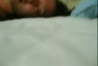 Az anya nagy melleket mutatott amatőr házi sex video a futárnak, és rákos állapotban állt eléje.