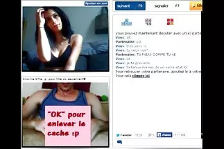Az anya segített lányának lehúzni a rövidnadrágját és hazi amator sex csoportos szexet folytatni.