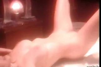 Az anya ragaszkodik a sráchoz a zuhany alatt, és megsimogatja gyönyörű farkát, akinek rákos a amator sex videok nemi szervi résén.