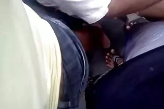 Egy fiatal igazi amatőr szex szőke lány és barátnője a libertin csoportos szexet adta.