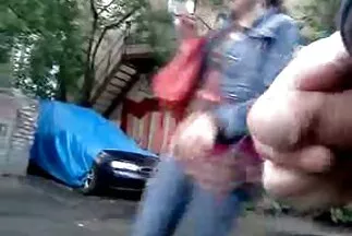 A cigány csajt dugnak fickó a szopást követően rávette az orosz barátnőt, hogy a péniszével fejlessze az análisát.