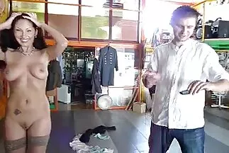 Egy romlott férfi bement a hálószobába egy élettársához, és jó seggű csajok megbaszott a puncijával.