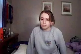A vörös hajú szépség szexelni jött egy fekete amatorszexvideo férfi házába.