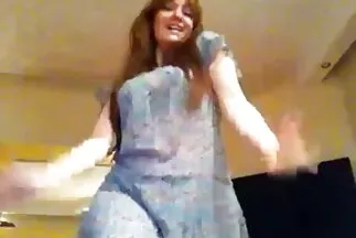 Busty tanár magyarul beszélő sex baszik kutyus stílusban, ül egy széken.