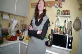 A sportos leszbikusok az edzőteremben különféle játékokat ragasztanak izzadt házi amatőr pornó résekbe.