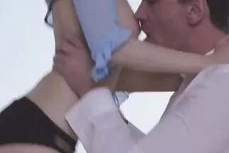 Tetovált barna nagy mellekkel, cums amatőr házi sex tapasztalt szerető kakas.