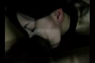 Tetovált ribanc egy nagy szamár kutyus helyzetben élvezi amatőr házi sex video a házi anális.