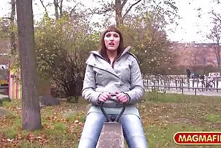 Srácok tömege hatol csoportos baszas be nagy kakasokkal egy vörös legyező réseibe, és eteti fehérjével.