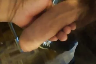 Fekete hajú nővér hazi amator porno szívja a látogató farkát és szeretkezik vele a munkahelyén.
