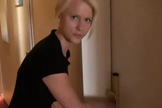 Chiksa amatőr házi sex videok leggingsben szopást ad szeretőjének, és integet a kutyaszerű szex során.
