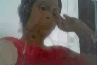 A barna nyög, míg a leszbikus nyelvével finoman amatőr házi pornó videók simogatja nedves punciját.