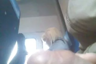 Busty egy izgatott amatőrszexvideo farkat szop, készen arra, hogy letépje a nadrágját.