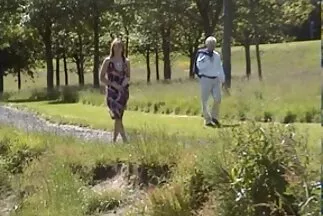 Két gyönyörű orosz leszbikus szelíd cunilingussal orgazmushoz amatör szexvideok juttatja magát.