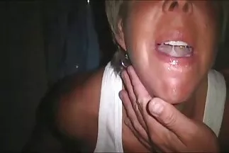 A szerelmesek kettős behatolása egy karcsú amator parok barnával.