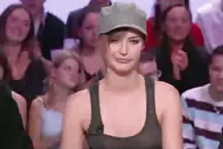 A lány élvezi az anális csoportos szexet a amatőr hármas szex természetben.